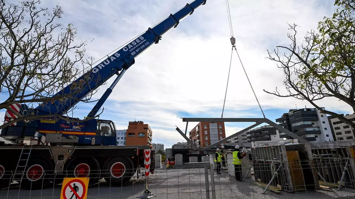Empieza el montaje como un "Lego" de la pasarela que unirá en enero dos sectores en Elche