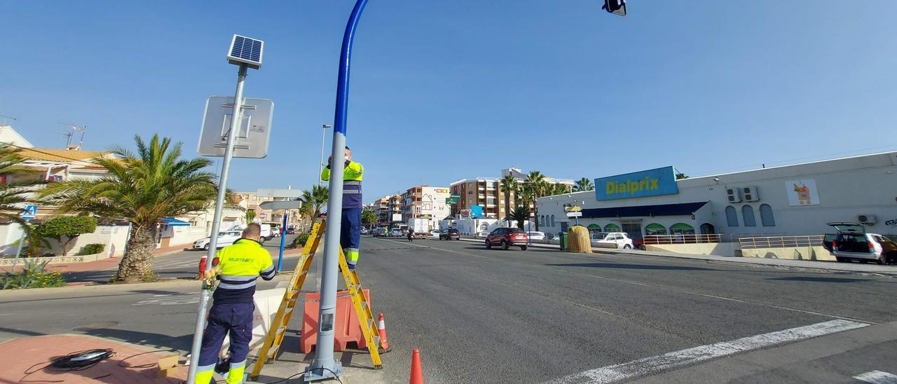 Operarios instalan un semáforo en la avenida de Desiderio Rodríguez a la salida de Torrevieja por el sur