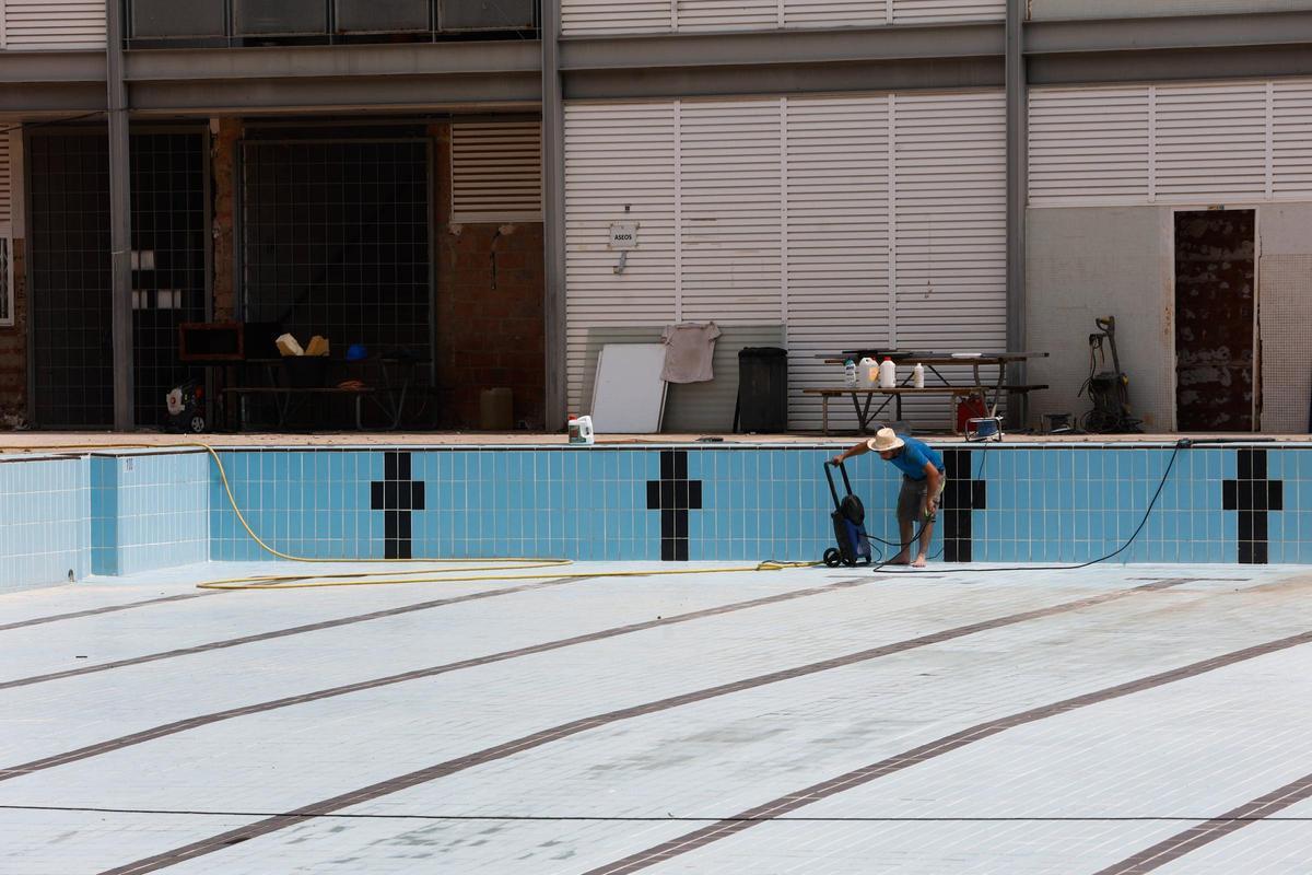 Sedaví trabaja para poder abrir la piscina de verano en el mes de julio.