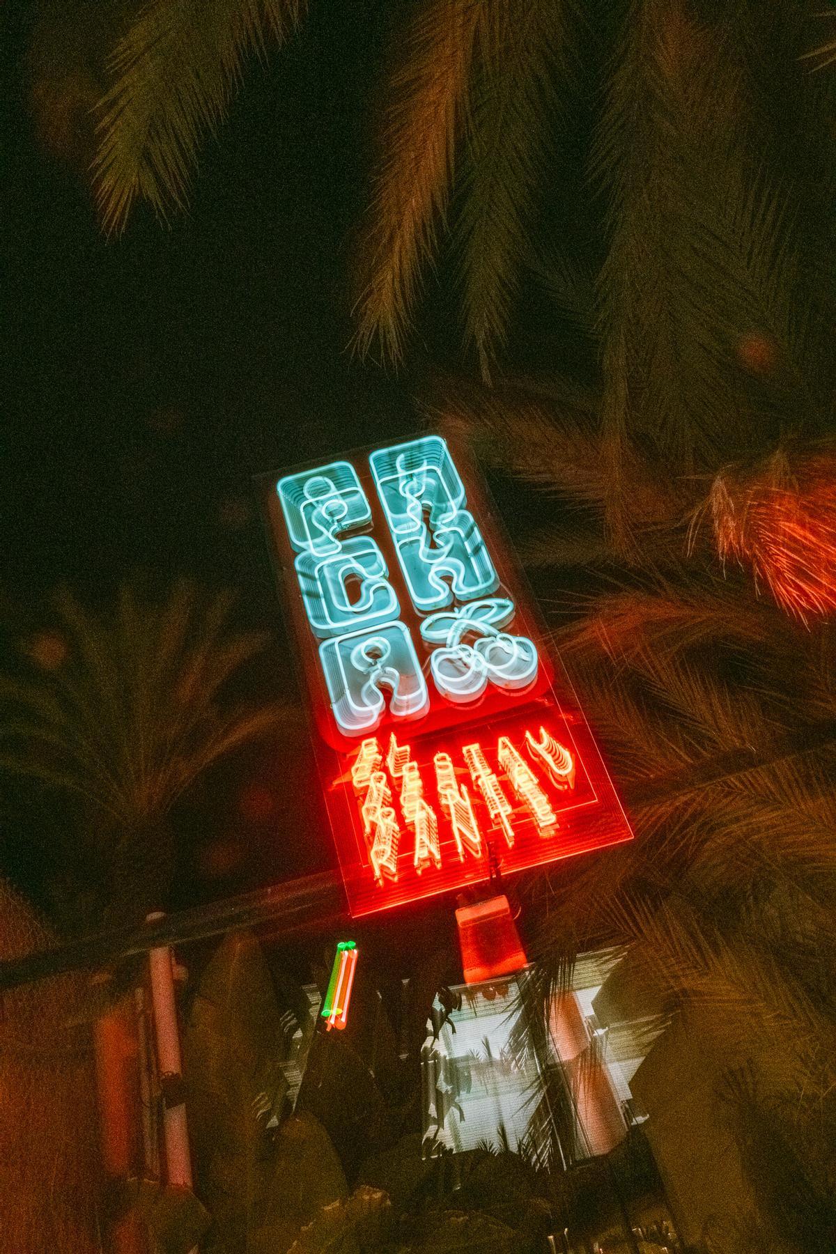 Cartel en el exterior de Pacha Restaurant.