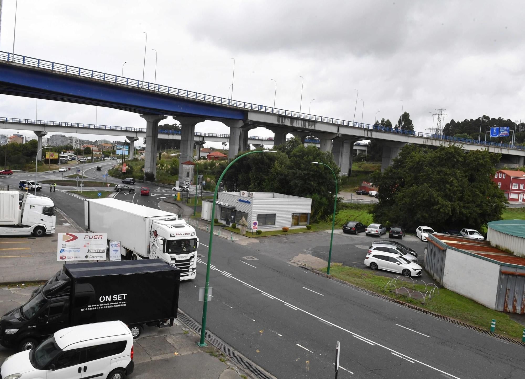 Un tráiler queda atascado en Pocomaco e interrumpe el tráfico en los accesos al polígono