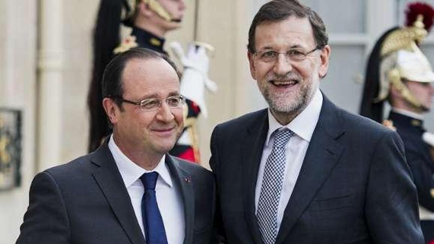 Rajoy y Hollande, ayer a la entrada del Palacio Eliseo.  // Efe