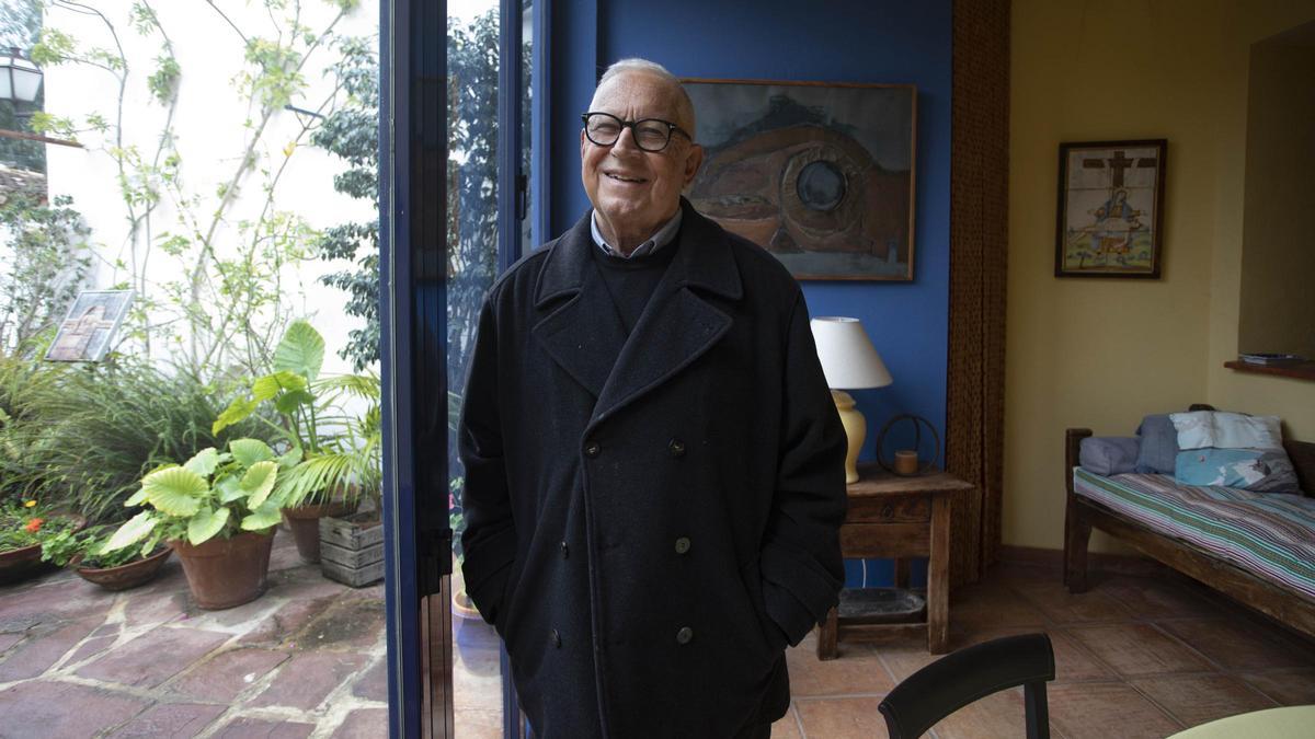 El escritor Fernando Delgado, en su casa de Faura.