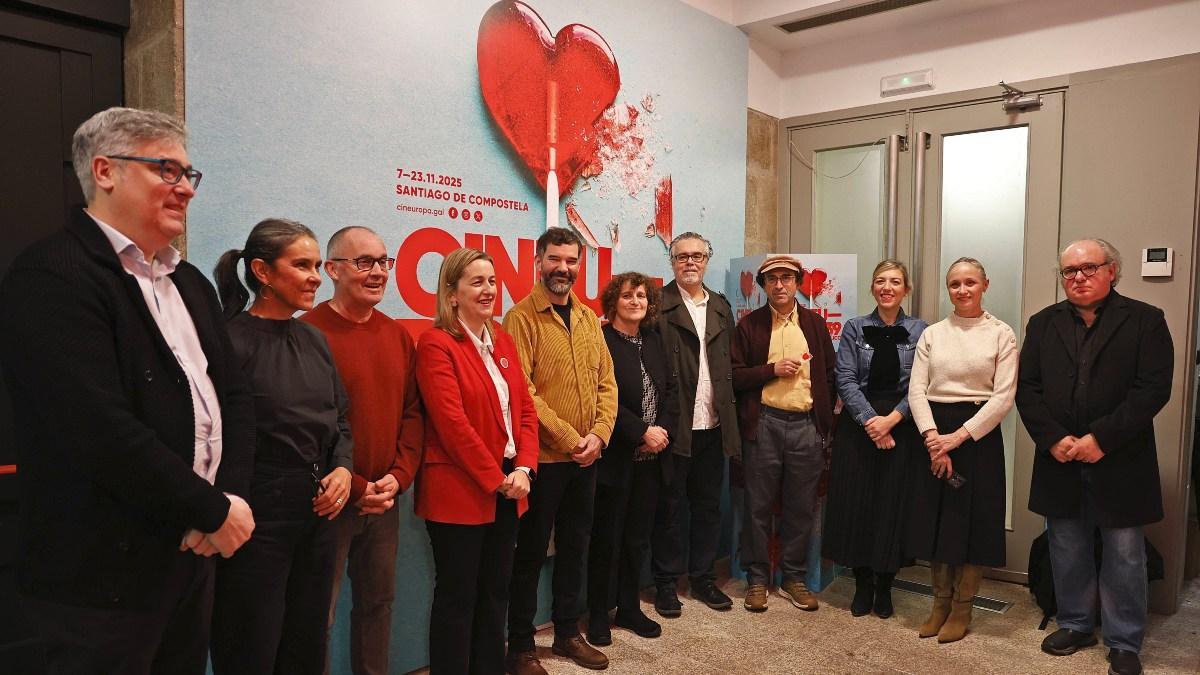 Sexta por la izquierda, al alcaldesa, entre más protagonistas de la gala de clausura.