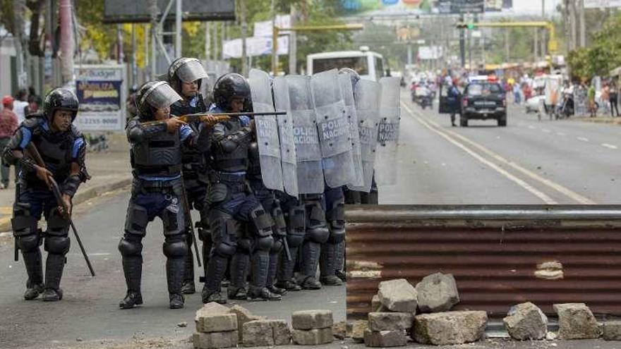 Antidisturbios nicaragüenses durante los choques.