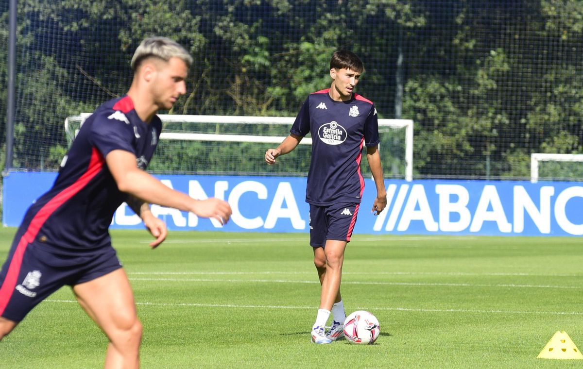 Rafael Obrador, junto a sus nuevos compañeros del Dépor en su primer entrenamiento en Abegondo.