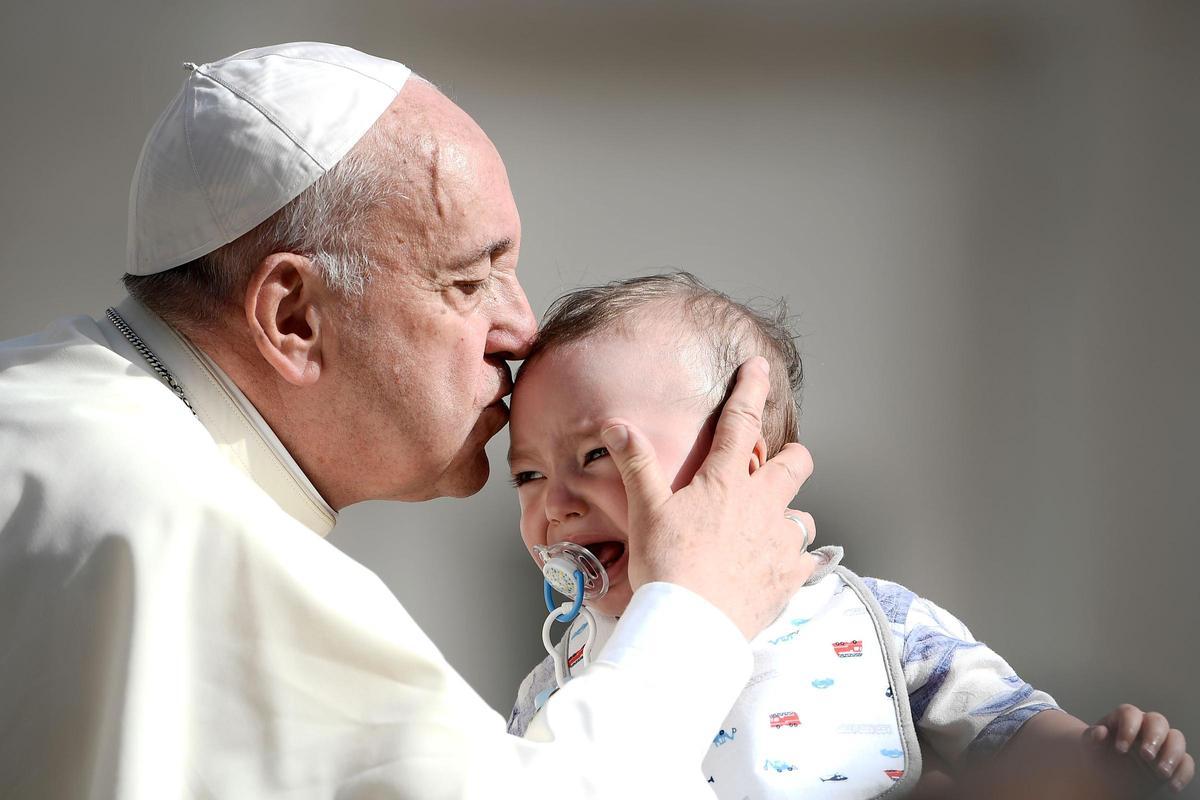 El Papa Francisco besa a un bebé, el 12 de junio del 2019, en la plaza de San Pedro, en el Vaticano.