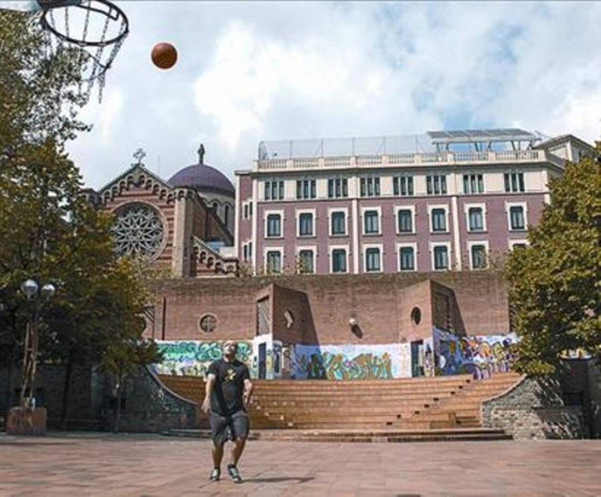 Un noi juga a bàsquet a La Sedeta, la setmana passada.