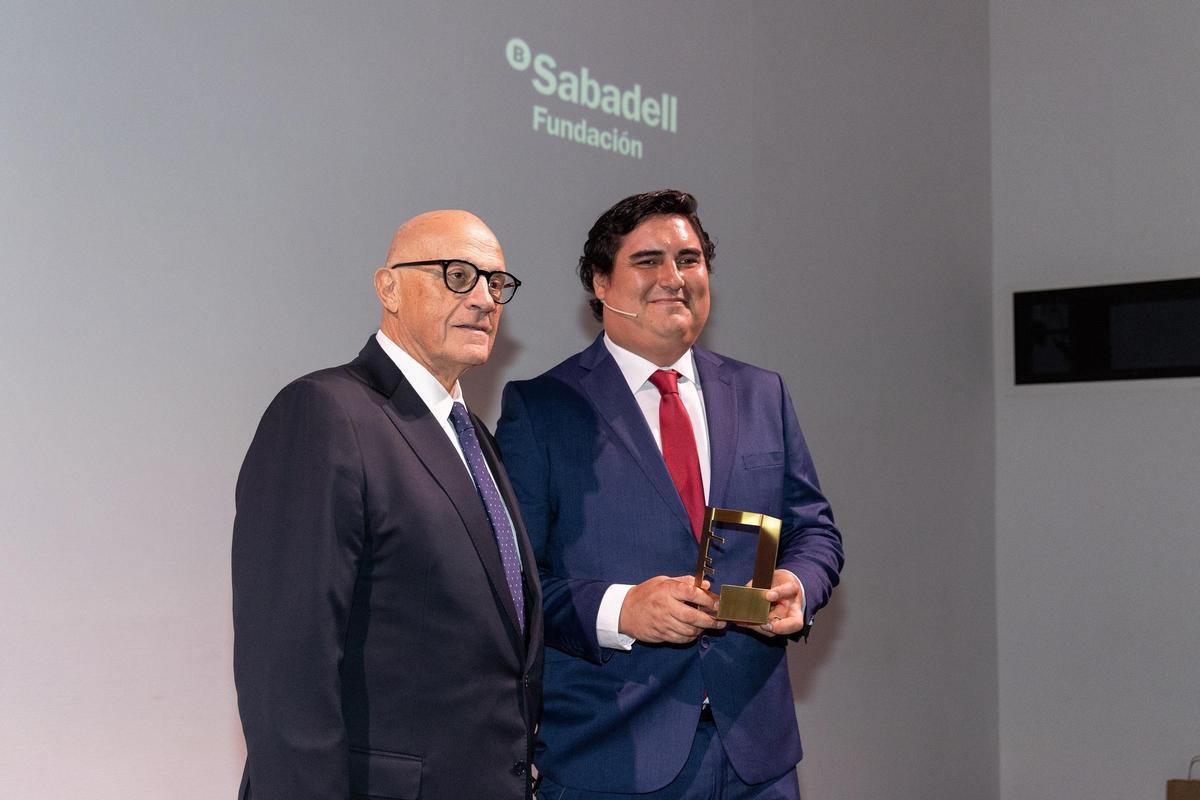 El presidente del Sabadell, Josep Oliu, entregó el galardón este martes al profesor de la UA