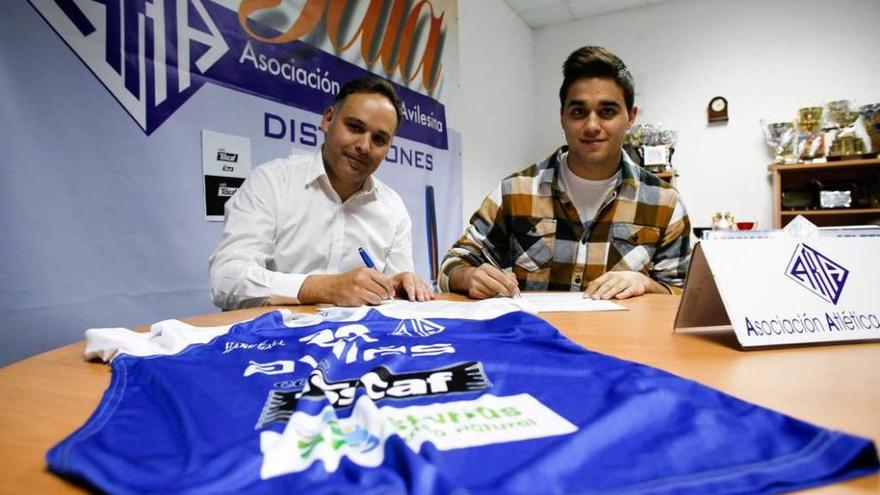 Gerardo González y Aitor Rodríguez durante la firma del acuerdo de renovación.