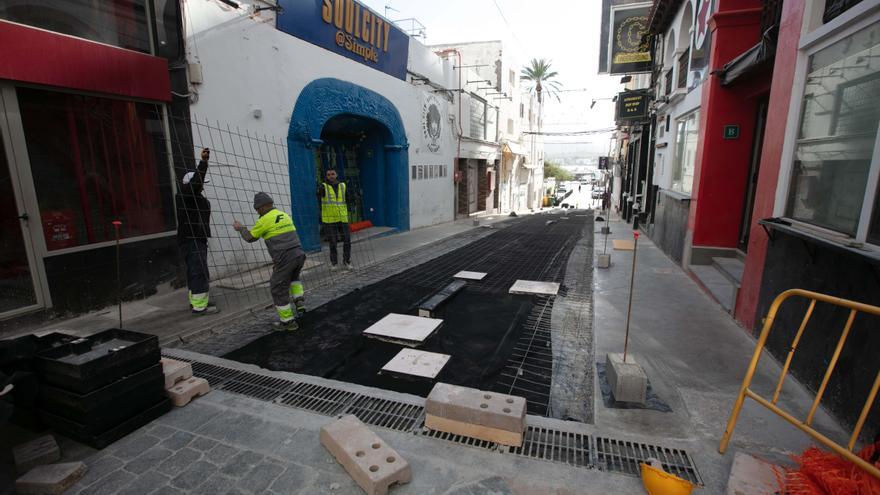 Sant Antoni pavimenta la calle central del West para la pintura de Okuda