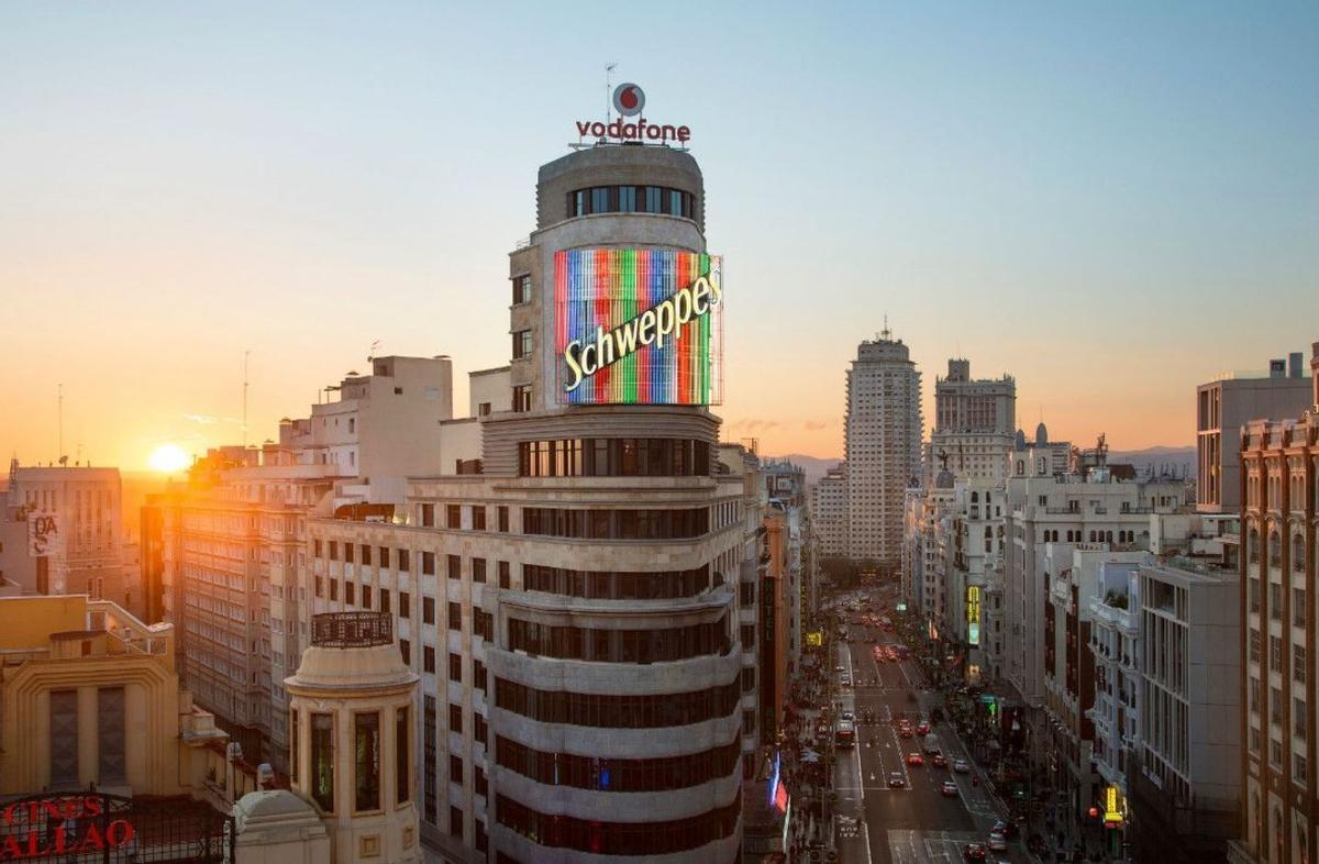 Icónico cartel de Schweppes en la Gran Vía de Madrid.