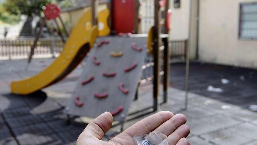 Cristales procedentes de un botellón en el parque infantil próximo al Campo da Feira Vello. // Bernabé/Javier Lalín