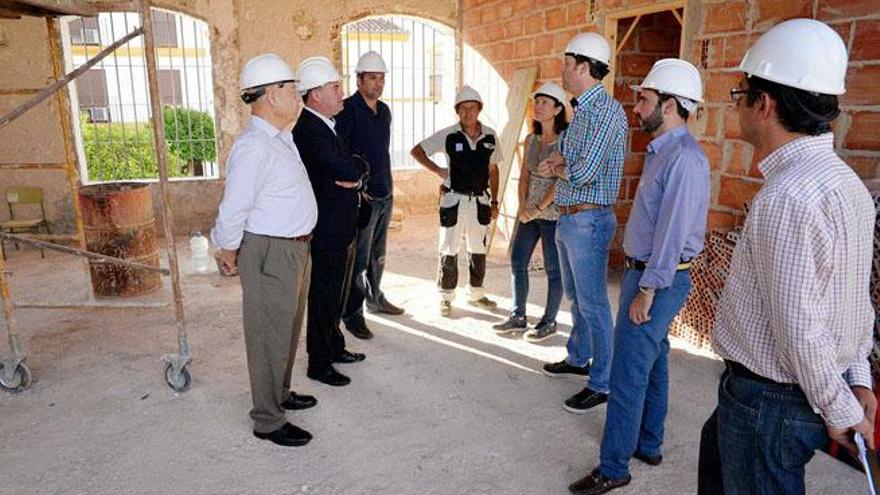 El alcalde, Manuel Barón, durante una visita a las instalaciones durante las obras.