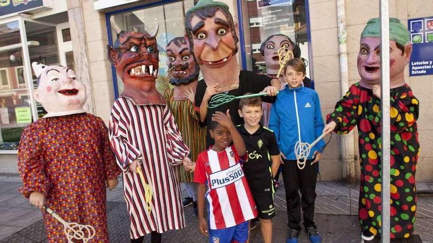 Desfile de los cabezudos durante la jornada de convivencia intergeneracional &quot;Güelinxs&quot;.