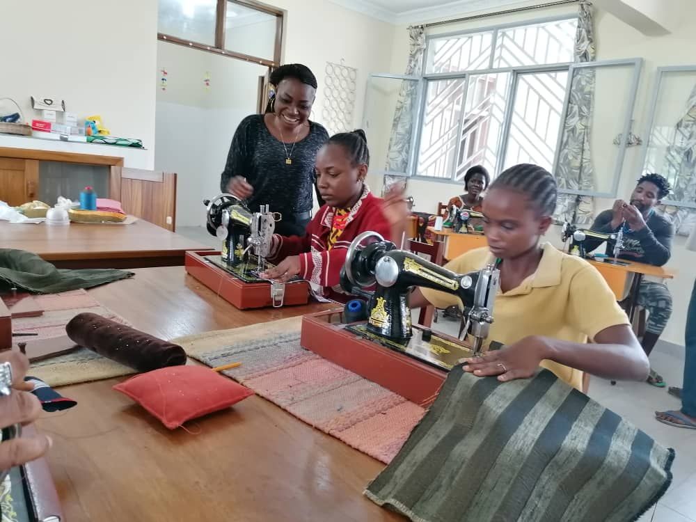 Máquinas de coser donadas por Peñamellera Alta al Congo