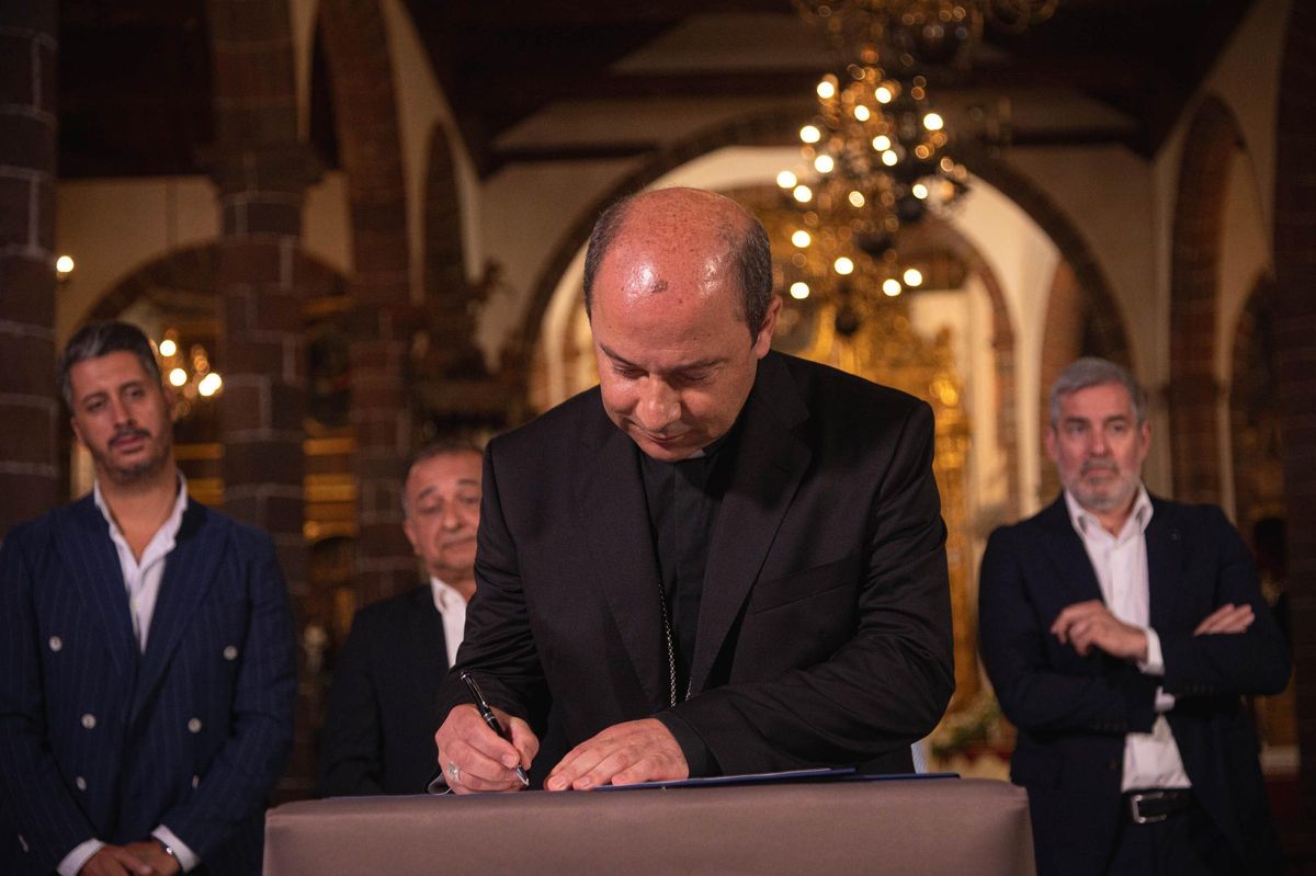 El obispo de Tenerife, Eloy Santiago, en la firma del acuerdo de colaboración con otras administraciones para la visita de la Patrona en octubre.
