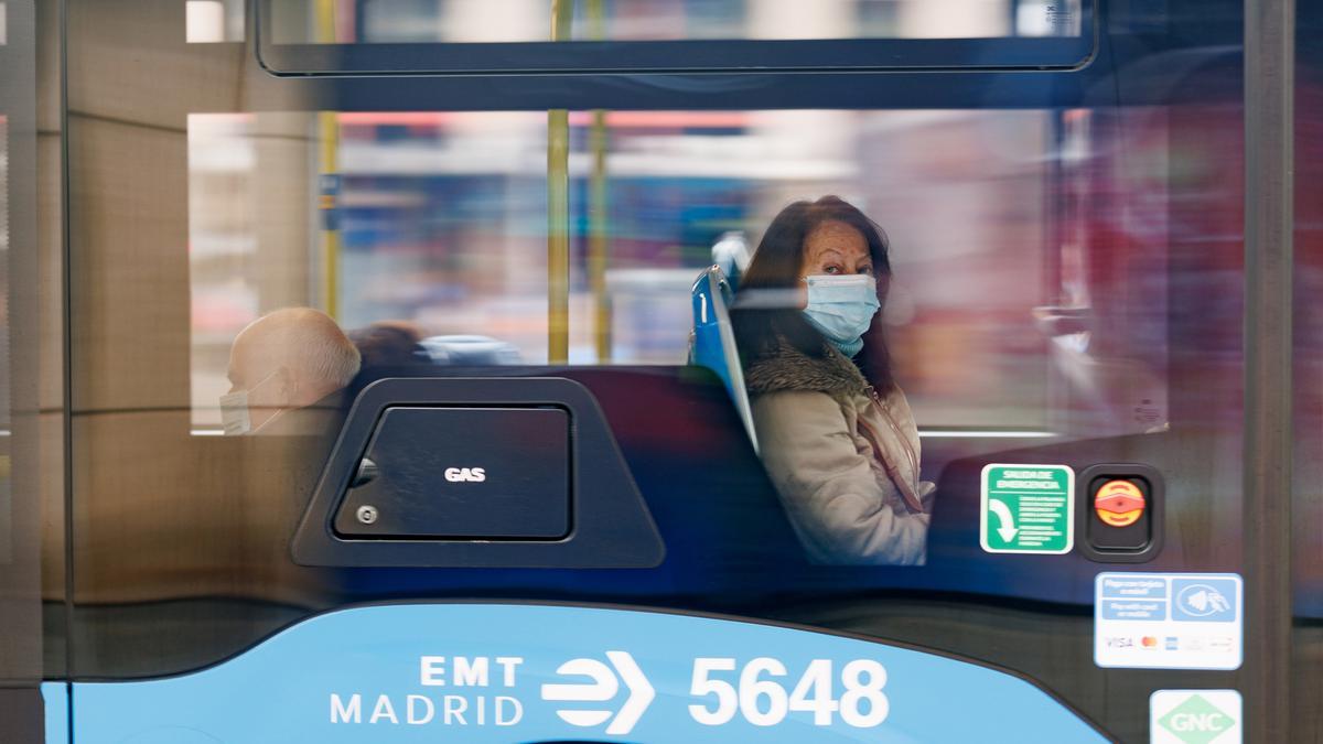 Una mujer con mascarilla en un autobús de la EMT, en Madrid.