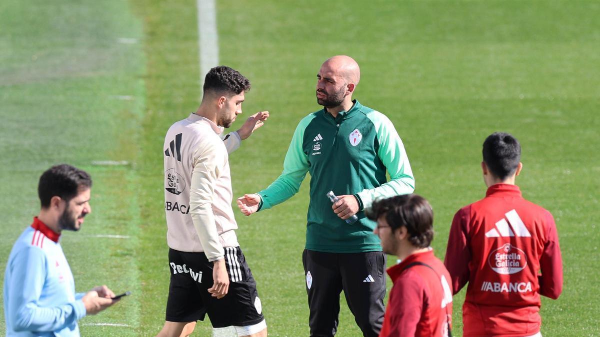 Unai y Claudio se saludan en un entrenamiento del tramo final del curso 2023/24, en el que el porriñés relevó a Benítez.