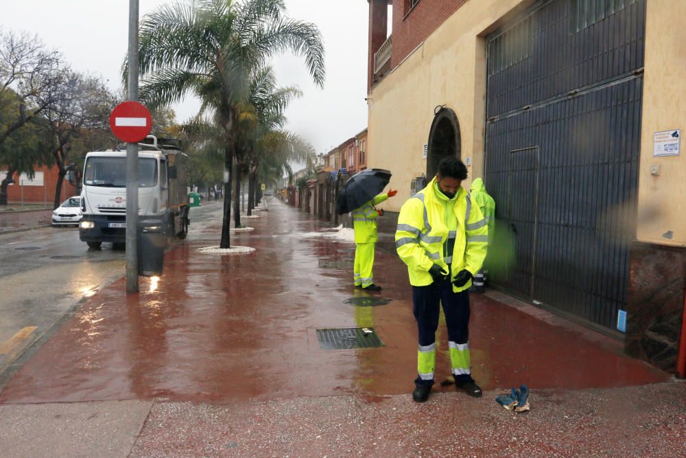 De nuevo, como a comienzos de año, el distrito de Campanillas ha sido el mas castigado por la acumulación de agua, desbordándose arroyos y anegándose muchas de sus calles.