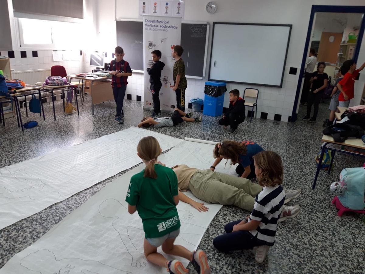 Niños y niñas haciendo actividades.