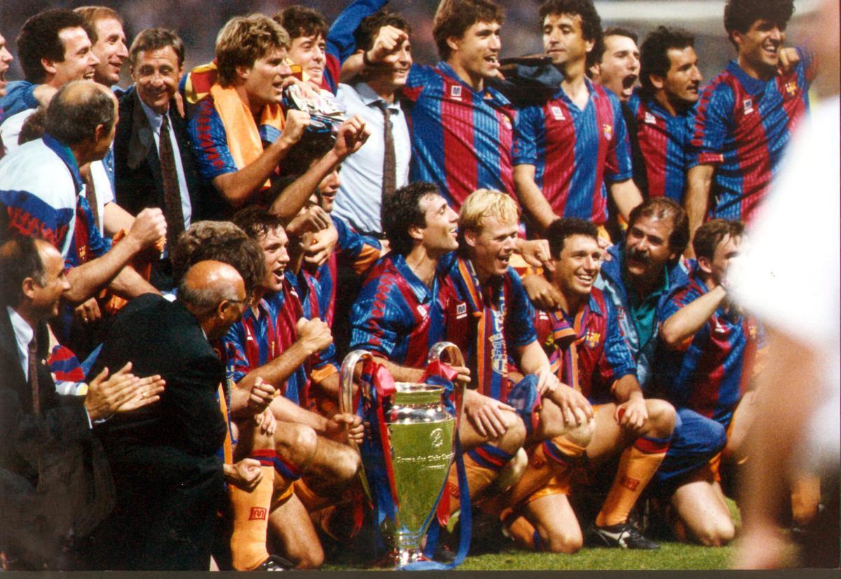 Los jugadores del Barça posan con el trofeo de campeón de la Copa de Europa en Wembley el 20 de mayo de 1992.