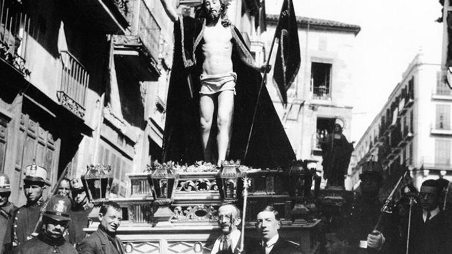 La imagen del Resucitado baja por la calle de Balborraz en la procesión del año 1928