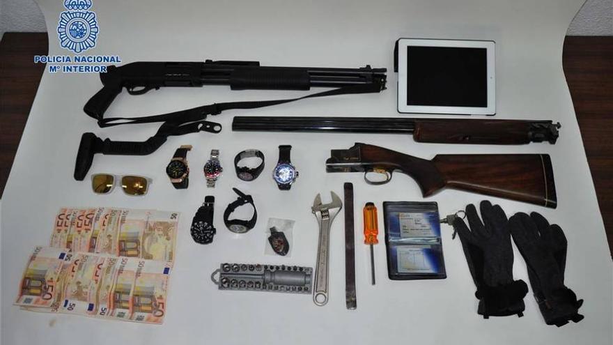 Seis detenidos por robar armas, dinero y relojes en un domicilio