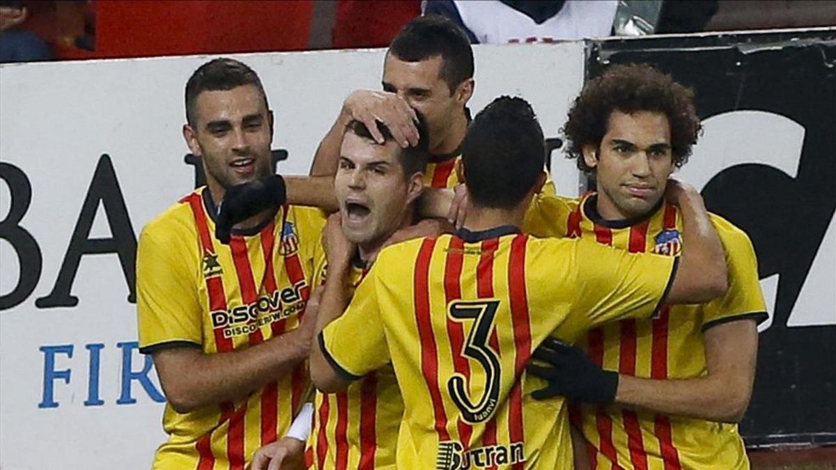 Alberto Carroza celebra con rabia el gol con el que abrió el marcador en el Calderón en 2013