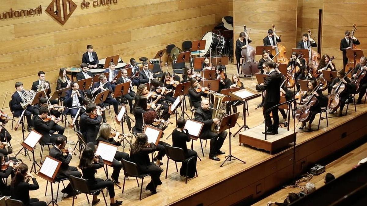 Imagen de la orquesta de Cullera durante el estreno.