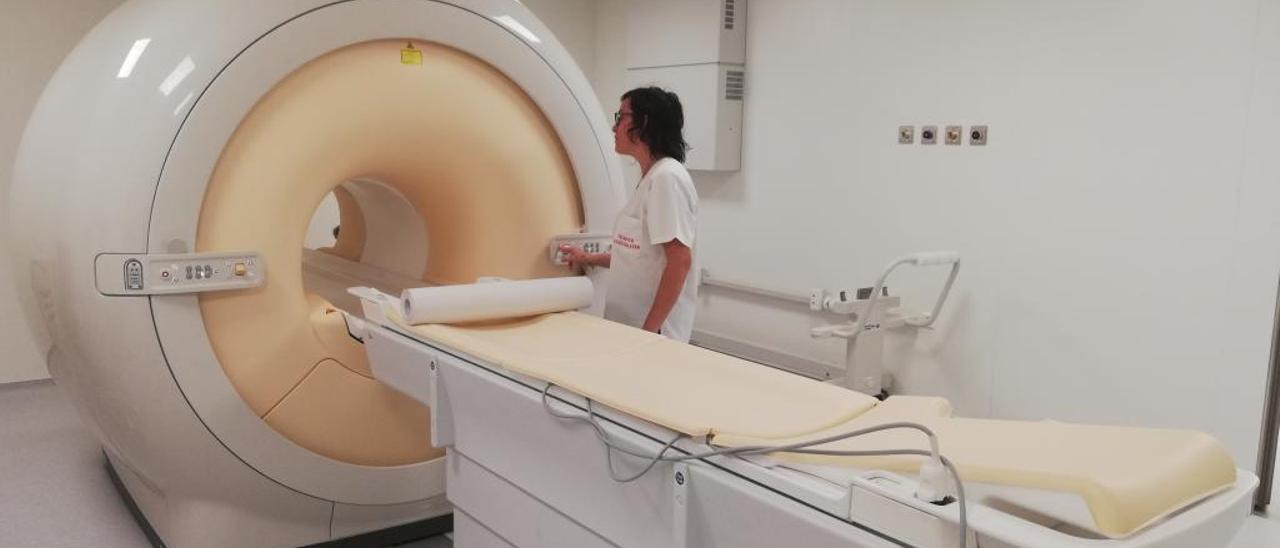 Imagen del día en que fue instalada la Resonancia Magnética en el Hospital Universitario de Sant Joan.