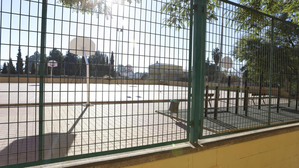 Pista deportiva junto al instituto 'Ramón Arcas', donde se produjo el apuñalamiento el pasado domingo.