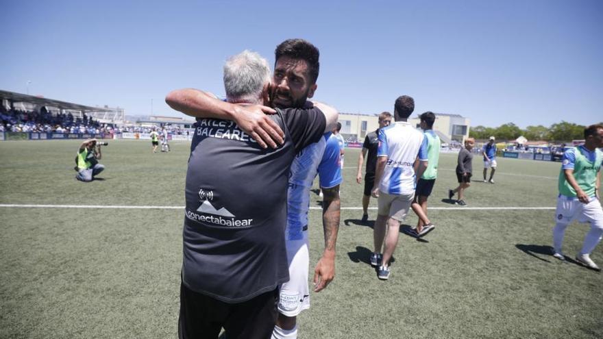 Spieler von Atlético Baleares lassen sich nach der verpassten Aufstiegschance trösten.