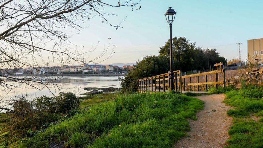 Durán tratará con Costas crear una senda peatonal que rodee la ensenada de O Esteiro