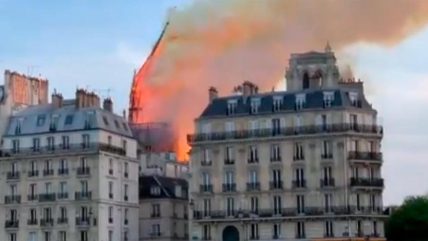 Así ha sido la caída de la aguja central de la catedral de Notre Dame