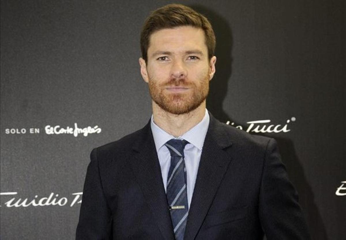 El jugador del Reial Madrid Xabi Alonso, durant la presentació de la nova col·lecció de la firma de moda masculina Emidio Tucci. El jugador del Reial Madrid Xabi Alonso, durant la presentació de la nova col·lecció de la firma de moda masculina Emidio Tucci.
