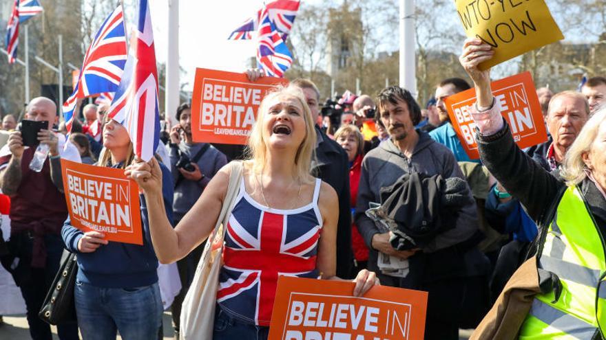 Manifestants Pro-Brexit a les portes del Parlament britànic.