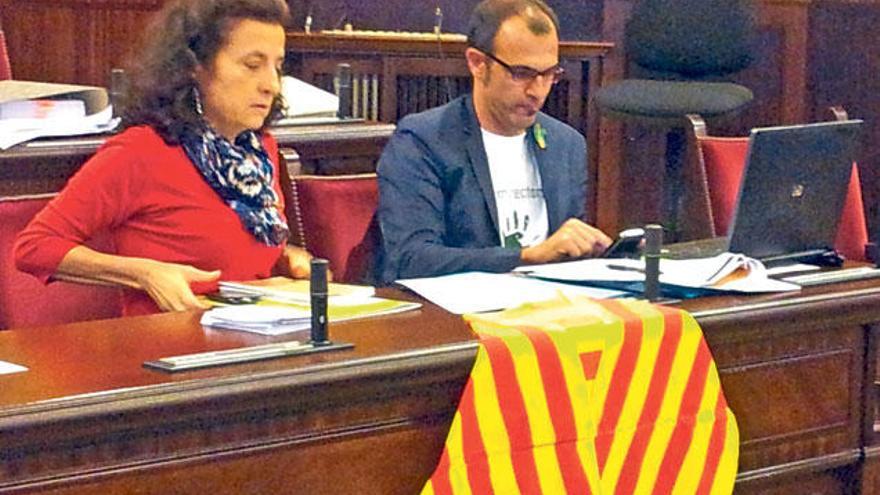 Los diputados Santiago y Barceló, con una ´senyera´ el martes pasado.