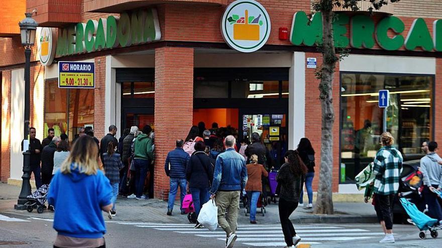 La cola de compradores, ayer, antes de la apertura de un Mercadona.