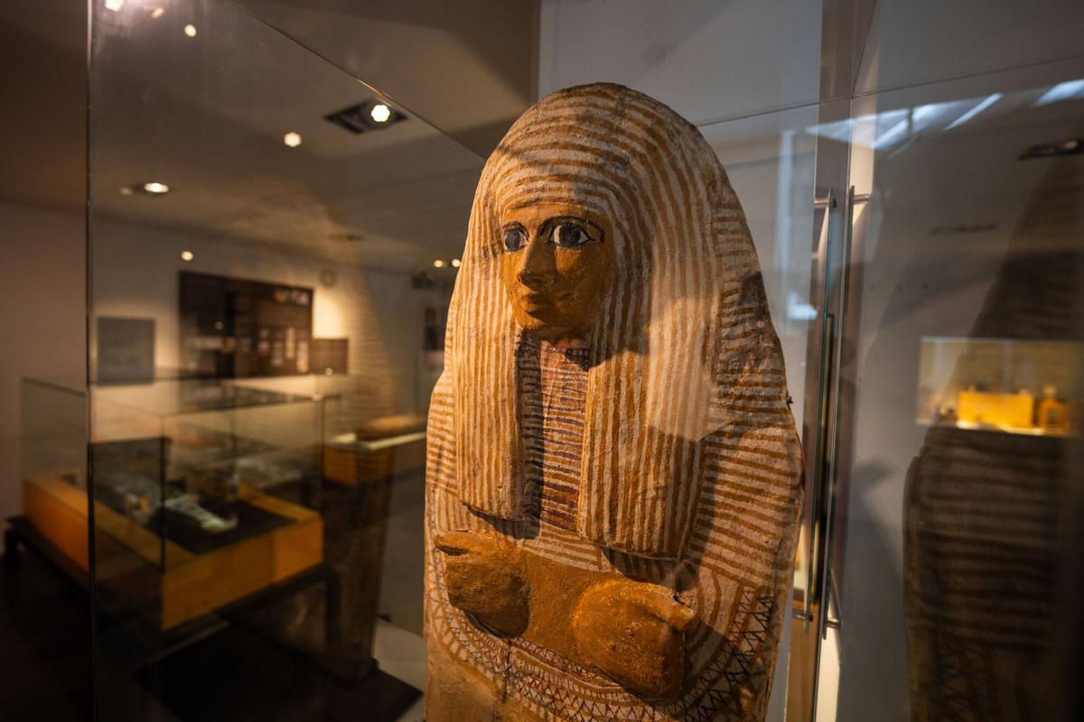 Parte superior de la tapa de un ataúd, una de las nuevas adquisiciones del Museu Egipci.