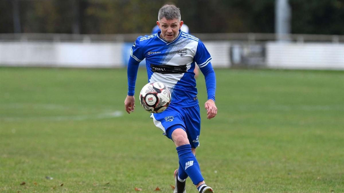 Jamie Cureton en partido oficial con el Kings Park Rangers FC
