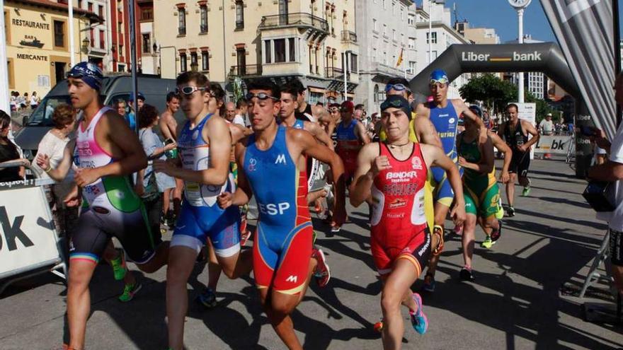 Los atletas, en pleno esfuerzo, durante una de las pruebas.