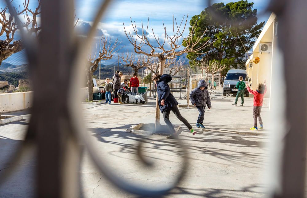 Niños en el patio de la escuela Relleu, que forma parte de un centro rural agrupado con Orxeta y Sella