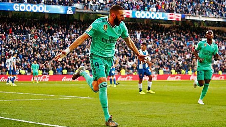 El davanter francès del Madrid Karim Benzema celebrant el segon gol del seu equip.