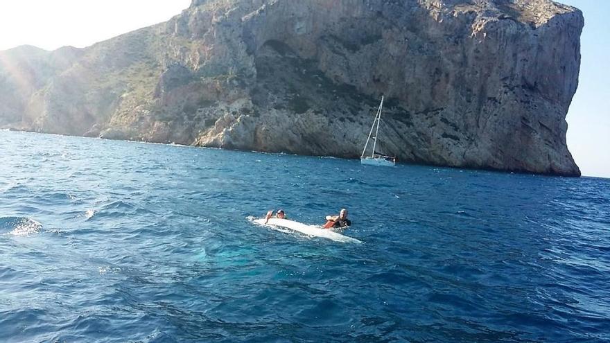 Rescatan en Xàbia a dos náufragos cuyo velero se hundió en el cabo de Sant Antoni