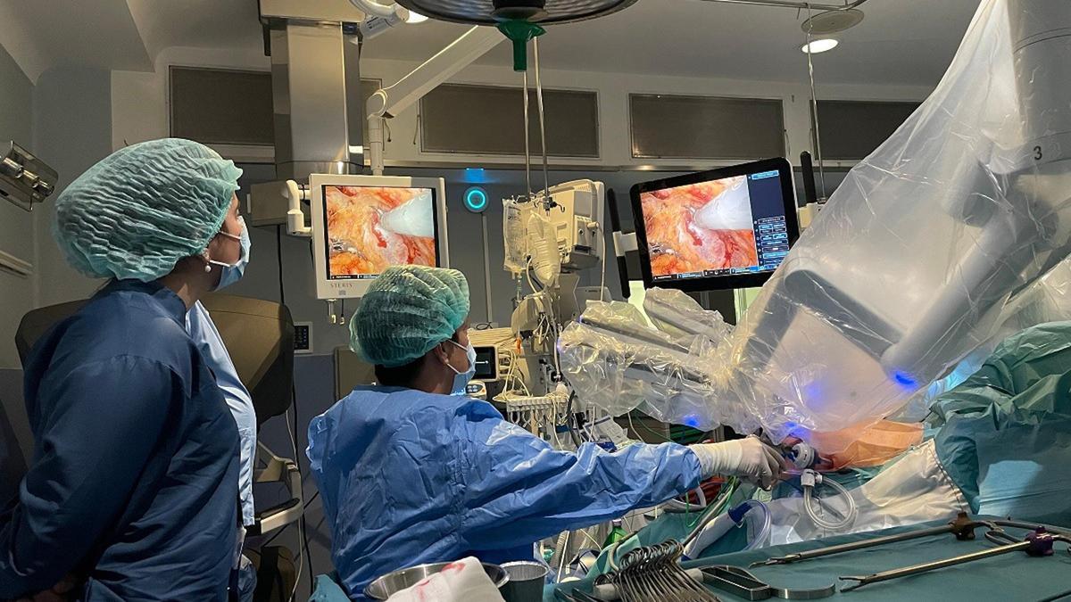 Un cirurgia en plena operació amb el robot al Trueta