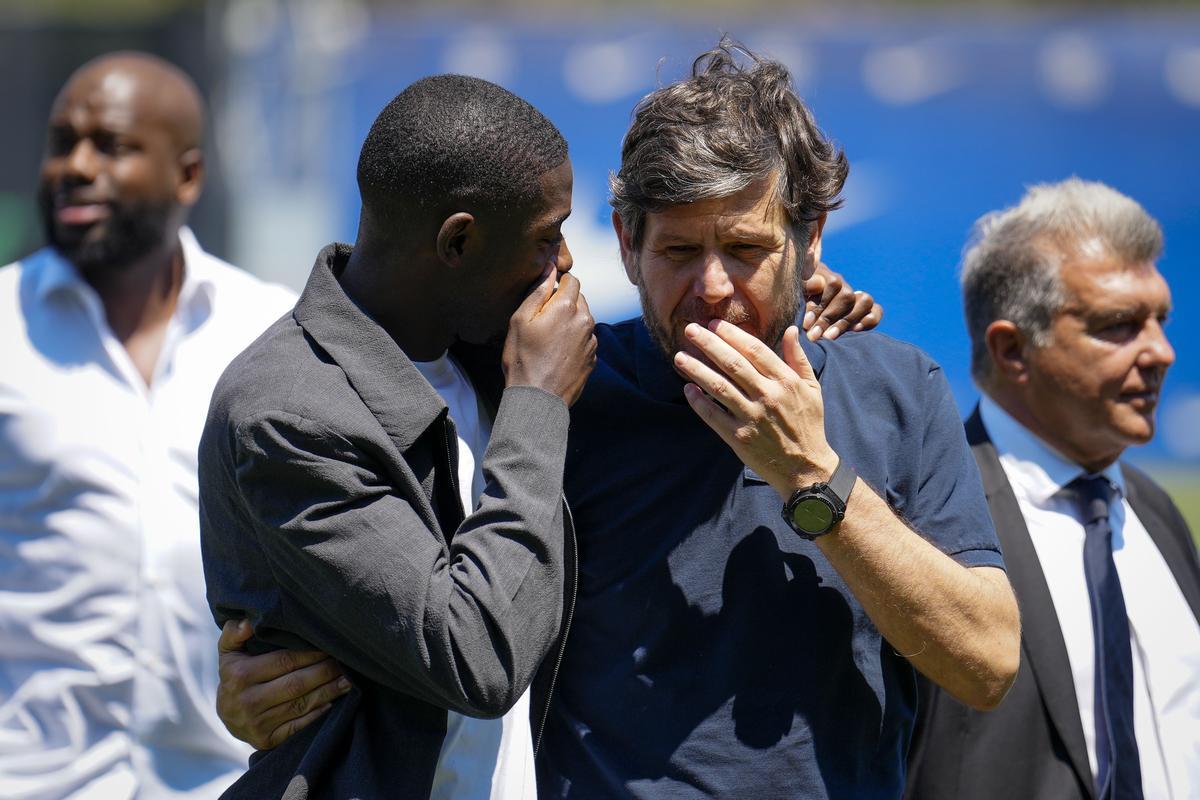 Dembélé cuchichea con Mateu Alemany, con Joan Laporta y Moussa Sissoko, su agente, al fondo.