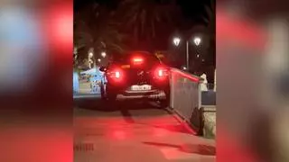Intentan cruzar un puente peatonal con un coche de alquiler en Sóller