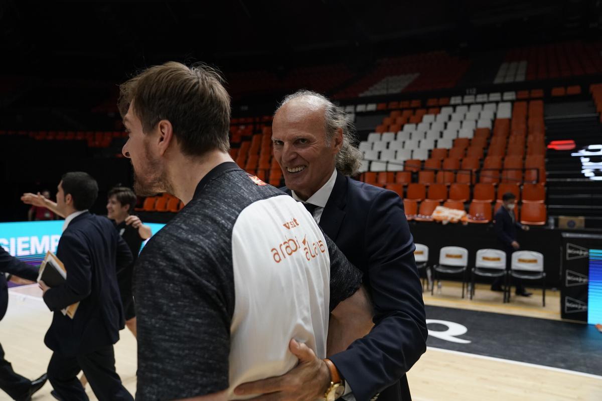 Dusko Ivanovic celebra el título logrado con el Baskonia en 2020