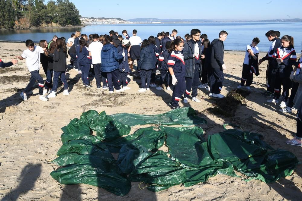 Más de 1.200 niños del Hogar de Santa Margarita recogen residuos en la playa de Gandarío para hacer esculturas.